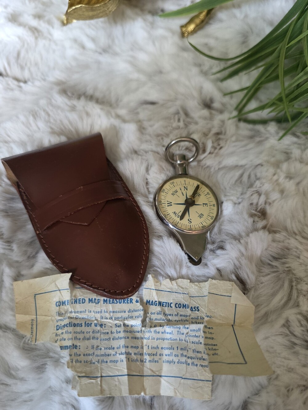 Vintage Style Magnetic Compass with Brown Leather Case